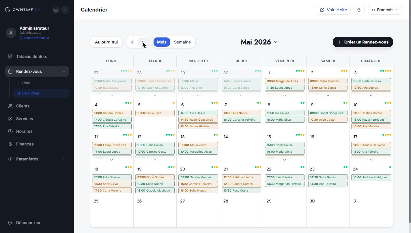 Vue mois de l'agenda dans l'espace admin, rempli de rendez-vous colorés par statut.
