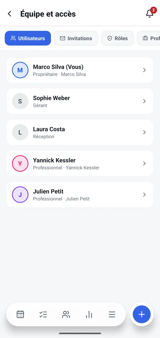 Équipe et accès dans l'application : utilisateurs, invitations, rôles et professionnels.